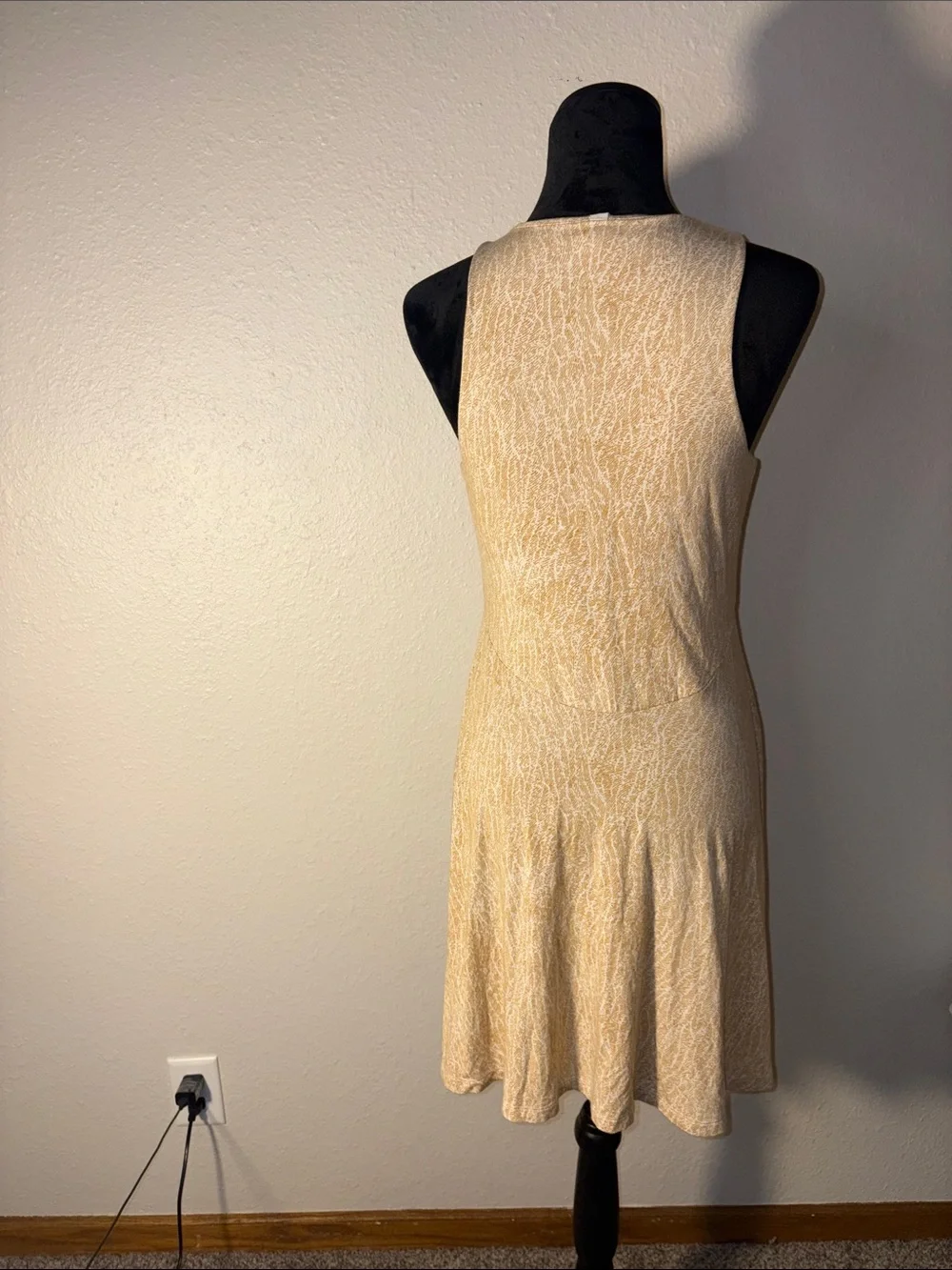 Athleta Tan and White Abstract Print Top - Picture 4 of 7